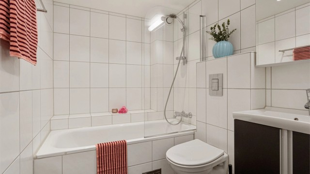 Praktisk bad i underetasjen med badekar og elektrisk gulvvarme. Rommet ble oppgradert i 2008, men er ikke godkjent for varig opphold.