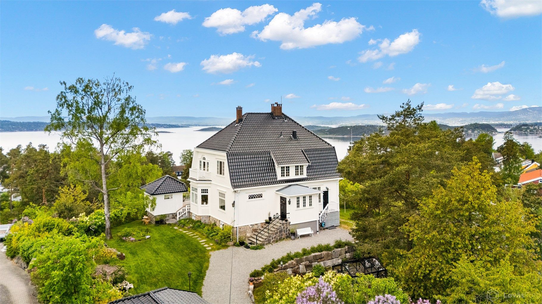 Velkommen til villa "Kollen" | Stor og solrik | Flott fjordutsikt | Bergvarme | Høyt og fritt | Dobbelgarasje