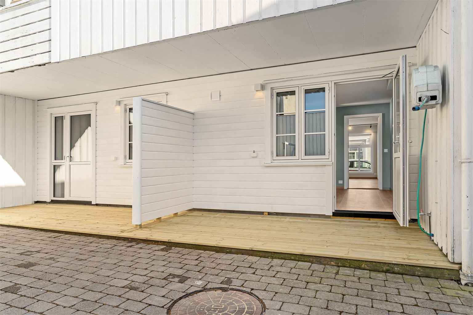 Tinglyst (seksjonert) terrasse tilhørende leilighet med sol helt fra ca. klokka 16 til 21 - Morgensol fra ca. kl. 9/10 på felles uteplass i lukket bakgård med kun 5 seksjoner