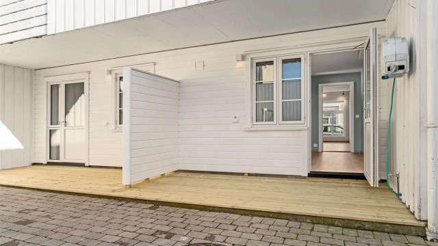 Tinglyst (seksjonert) terrasse tilhørende leilighet med sol helt fra ca. klokka 16 til 21 - Morgensol fra ca. kl. 9/10 på felles uteplass i lukket bakgård med kun 5 seksjoner
