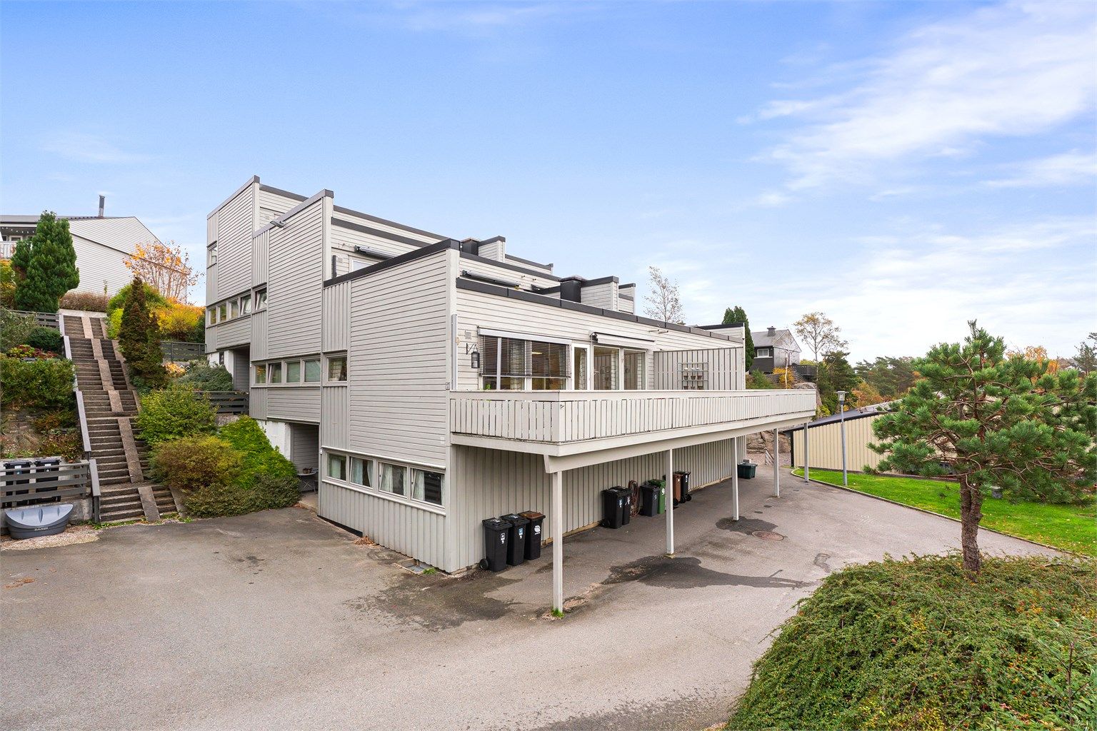 Eiendommen har en tiltalende beliggenhet i et etablert boligområde med hyggelige omgivelser.