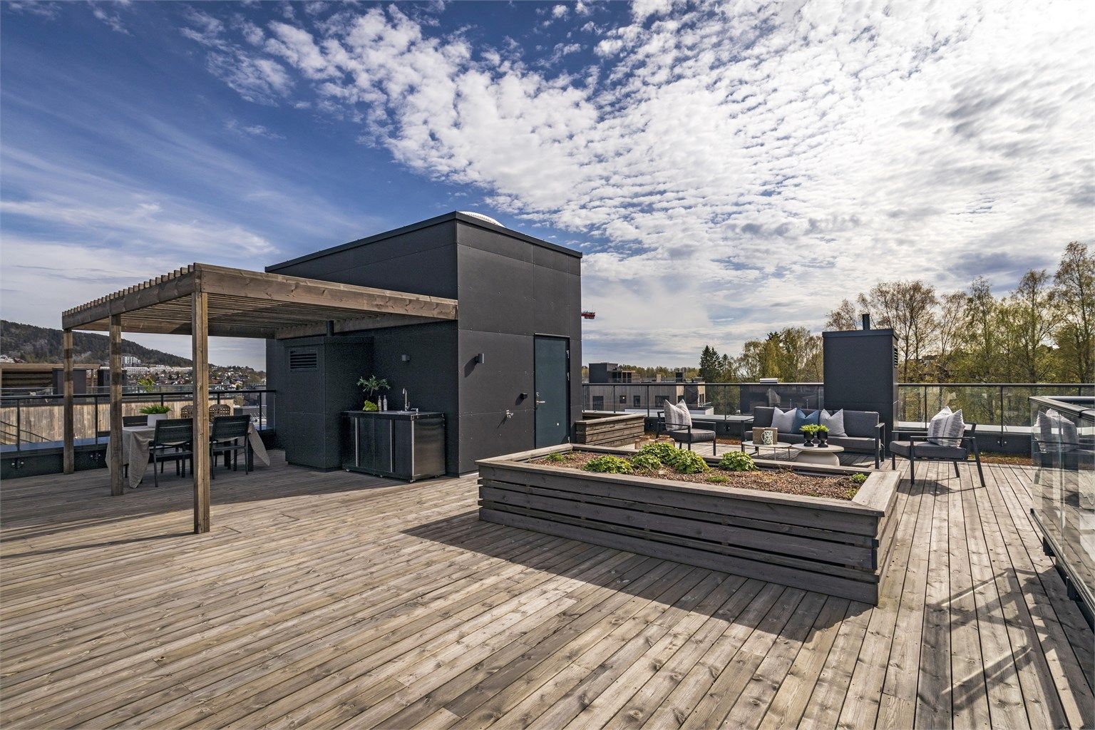 Leiligheten har hele 3 takterrasse, denne er på hele 105 kvm! Foto: Hanne Bruland/Fotohanne