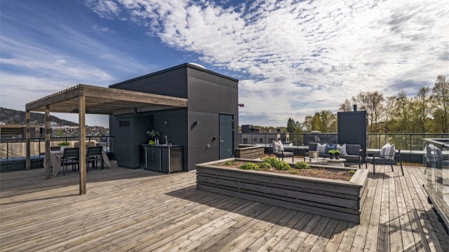 Leiligheten har hele 3 takterrasse, denne er på hele 105 kvm! Foto: Hanne Bruland/Fotohanne