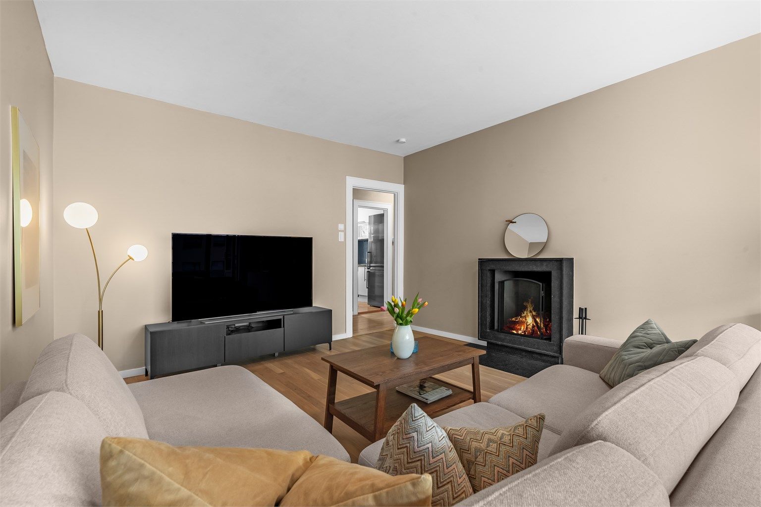 Slipt eikegulv samt malt vegg- og himlingsflater i 2022. 