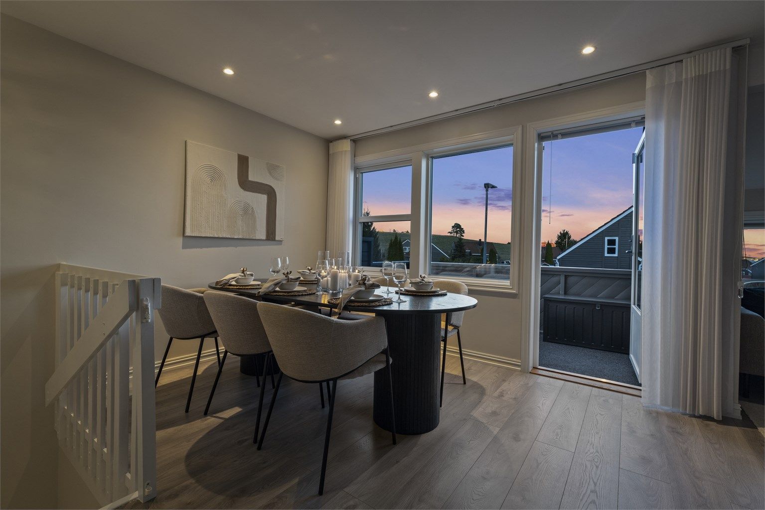 Innholdsrik og påkostet halvpart tomannsbolig over 2 plan med flere solrike uteplasser. Foto: MarikaFoto