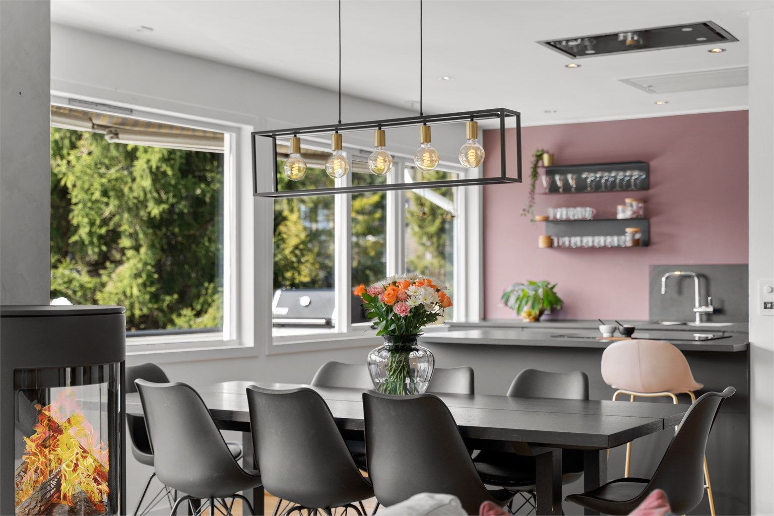 Spisestue/kjøkken. Store vinduer og åpen og sosial kjøkkenløsning gjør dette til det perfekte sted for underholdning av gjester og familie