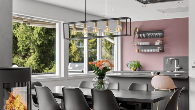 Spisestue/kjøkken. Store vinduer og åpen og sosial kjøkkenløsning gjør dette til det perfekte sted for underholdning av gjester og familie