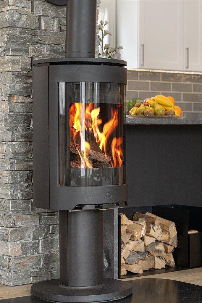 Peisovnen i stuen ble installert i 2022 og gir en effektiv og hyggelig varmekilde.