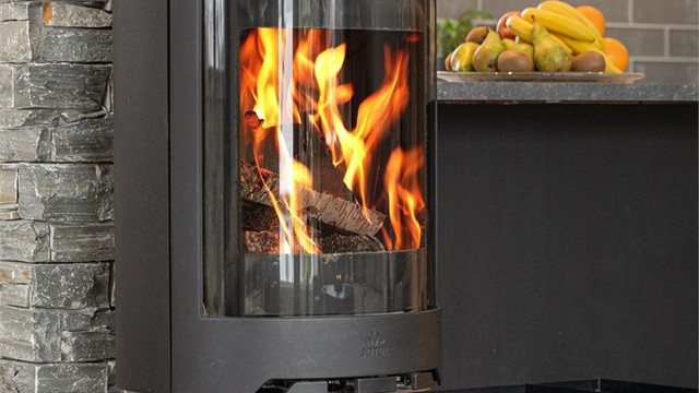 Peisovnen i stuen ble installert i 2022 og gir en effektiv og hyggelig varmekilde.