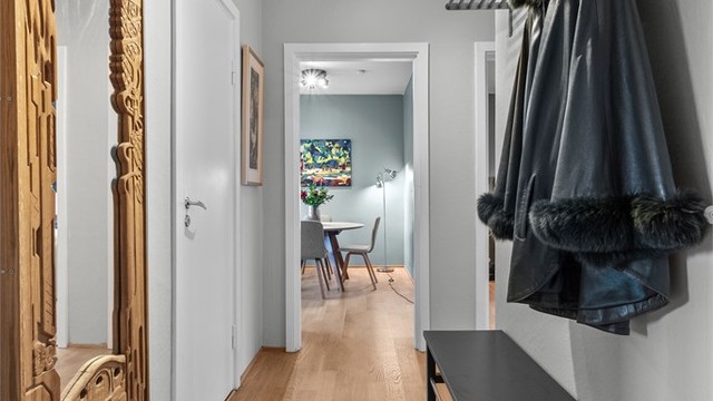 God plass til oppheng av ytterklær og skotøy. Det er plass til å sette opp et høyskap i entré.