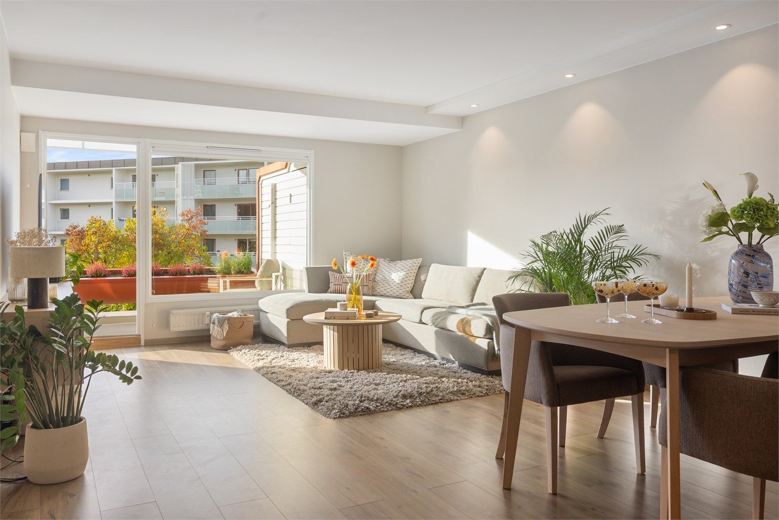 Leiligheten får et spesielt varmt og innbydende preg når sollyset strømmer inn gjennom de store vindusflatene!