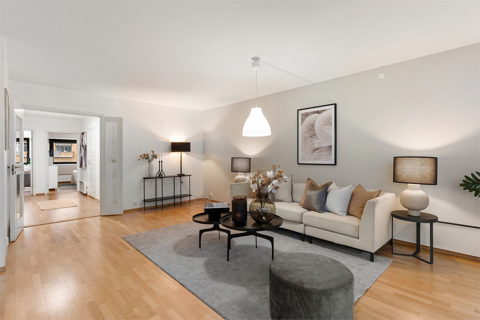 Gjennomført planløsning med soveromsavdeling i den ene enden og store stue med kjøkken i den andre. Adkomst til baderom, vaskerom med wc og lagringsrom fra hall/gang