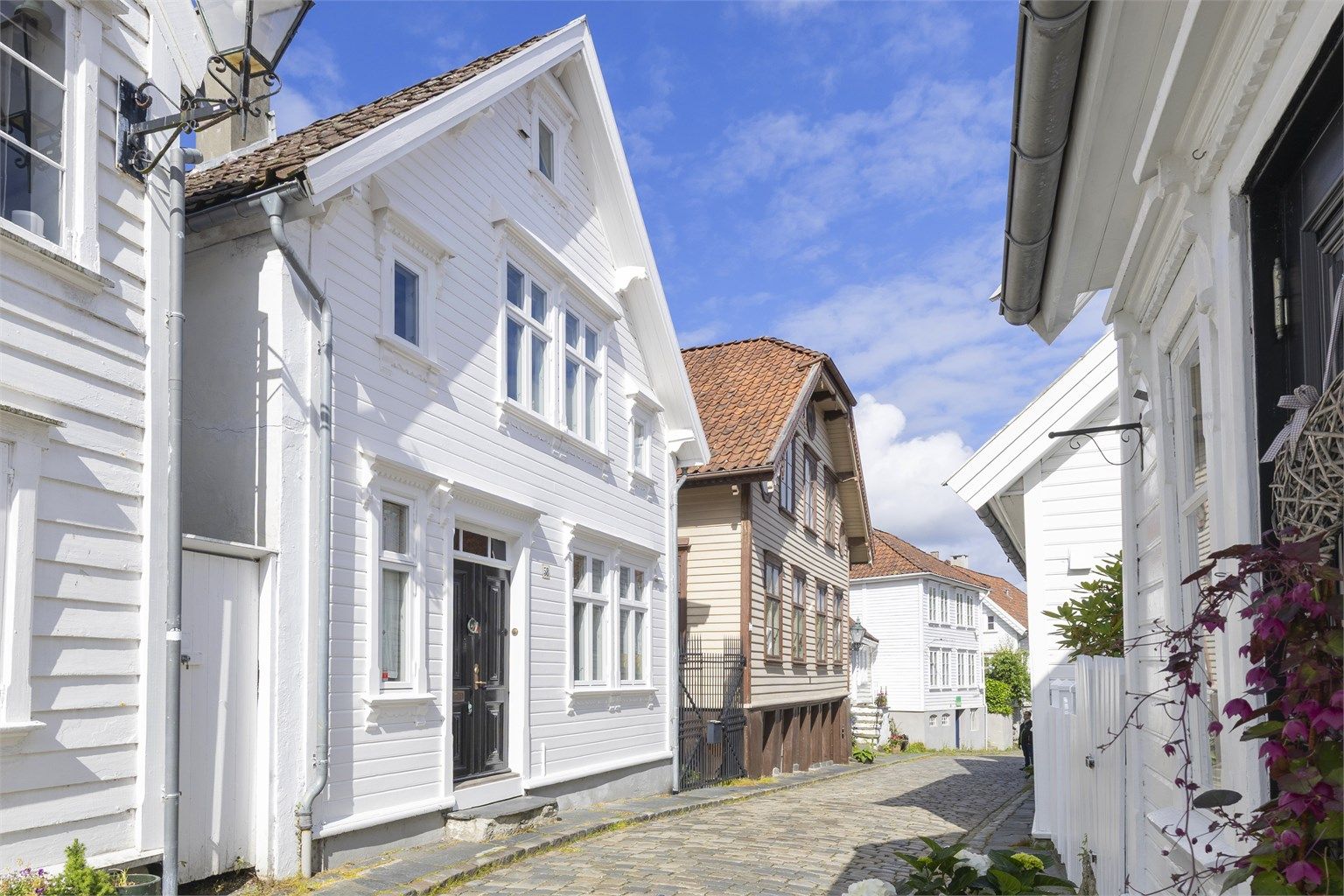 Boligen ligger sentralt i Gamle Stavanger, et vernet og historisk område.