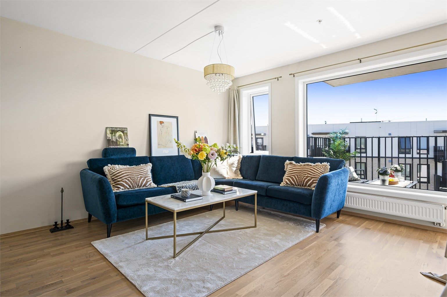 Stuen er romslig og har god plass til sofagruppe med tilhørende salongbord, TV-sjenk eller annet ønskelig stuemøblement. 