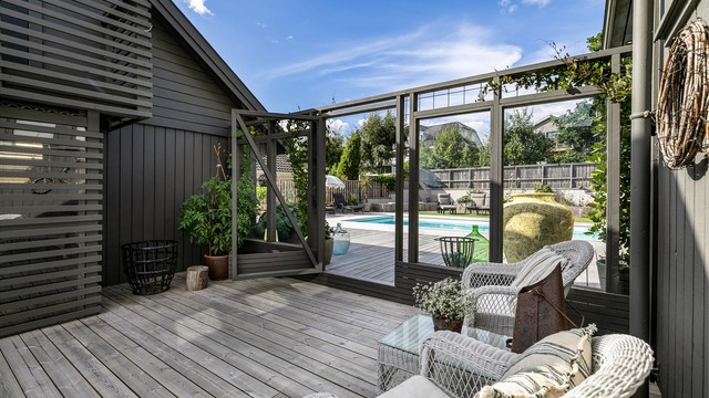Inngangspartiets terrasse er i plan med bassengområdet innenfor.