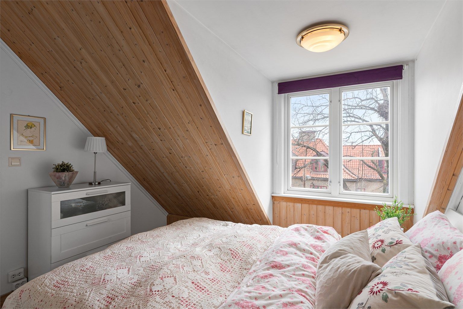 Vinduet i ark gir rommet ekstra lys.