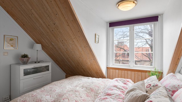 Vinduet i ark gir rommet ekstra lys.