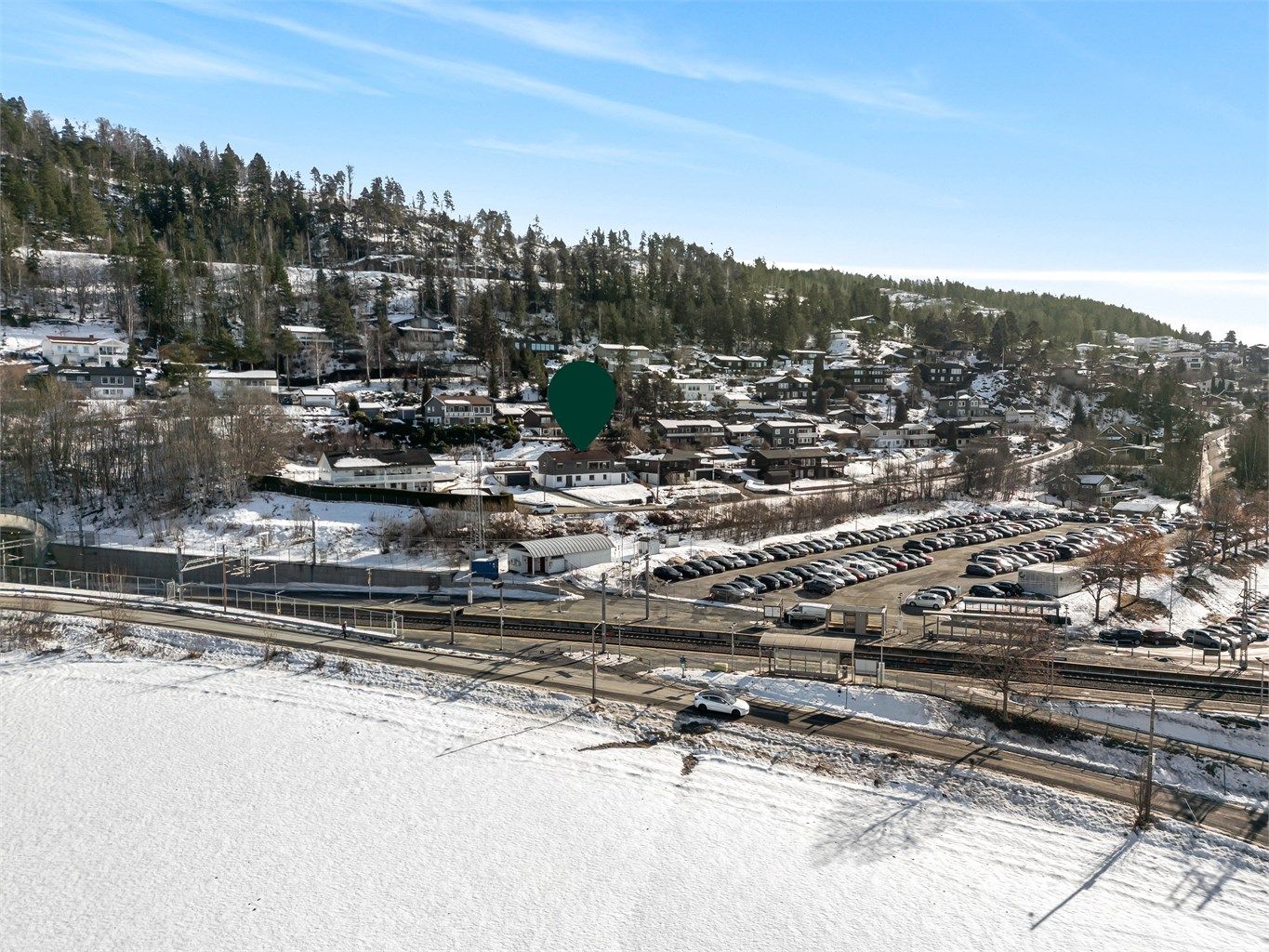 Boligen har gode solforhold fra tidlig morgen til sen kveld.