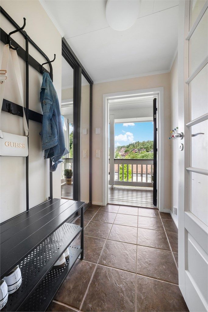 Entré med flislagt gulv og varmekabler