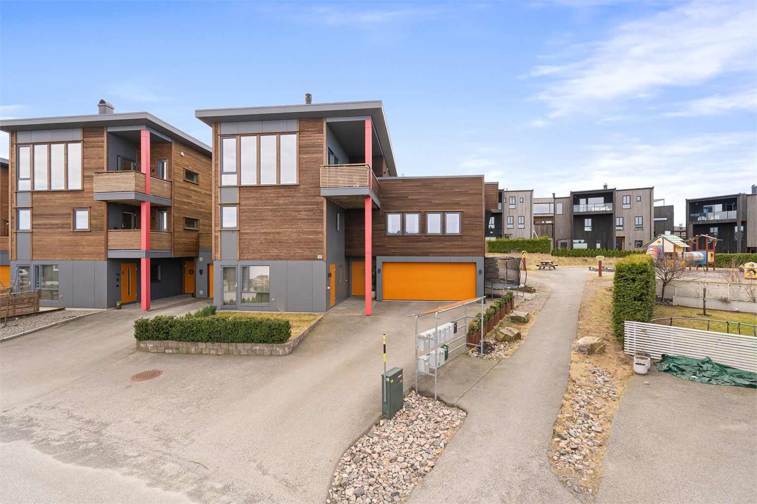 Krogsveen v/Azra Hadzic har gleden av å presentere Marikåpeveien 30 - en innholdsrik familiebolig med flotte solforhold, hage, dobbel garasje og hybel. 