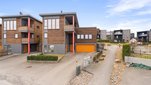 Krogsveen v/Azra Hadzic har gleden av å presentere Marikåpeveien 30 - en innholdsrik familiebolig med flotte solforhold, hage, dobbel garasje og hybel.