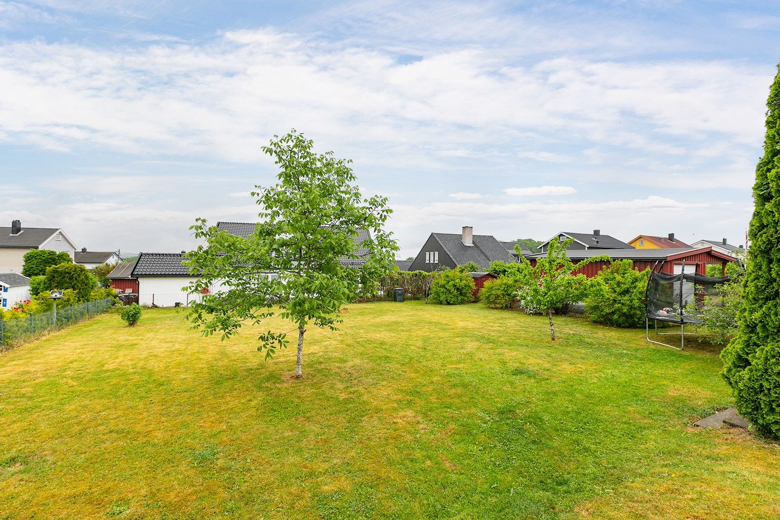 Hagen utgjør i dag en stor felles boltreplass for tomannsboligens to etasjer. Her er det sol hele dagen.