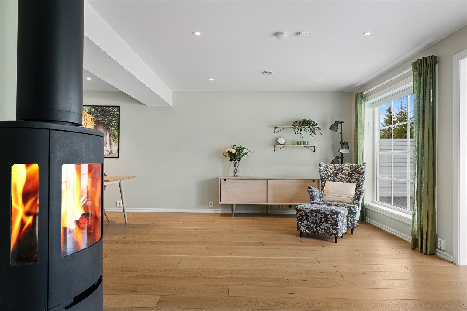 Med både balansert ventilasjon, vannbåren gulvvarme og peisovn er et lunt innemiljø sikret.