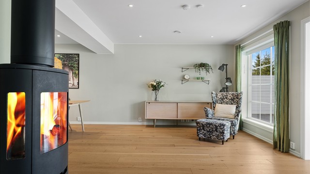 Med både balansert ventilasjon, vannbåren gulvvarme og peisovn er et lunt innemiljø sikret.