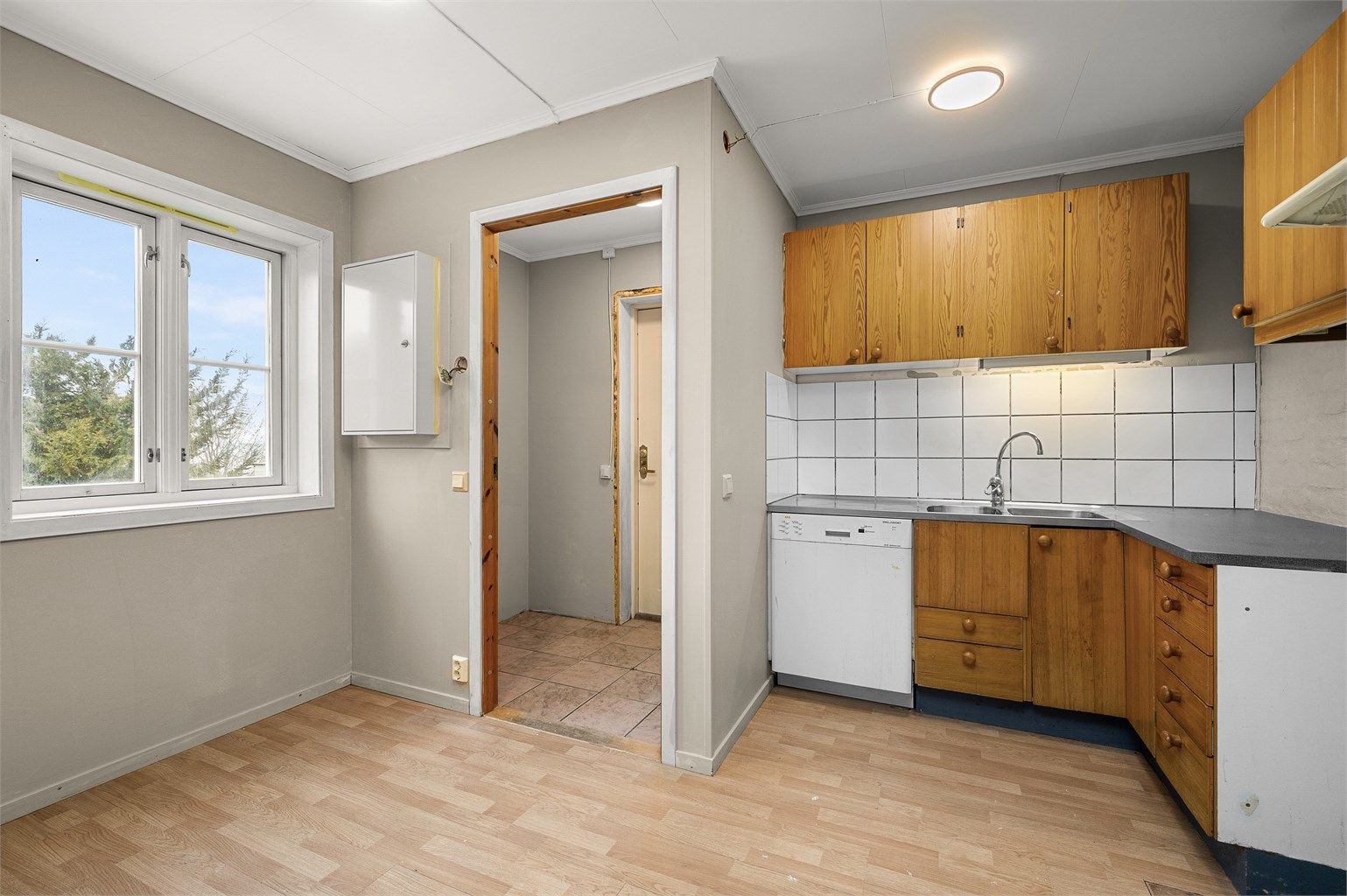 Kjøkken i utleiedel med en funksjonell utforming og plass til spisebord, noe som gir et hyggelig og anvendelig rom i hverdagen.