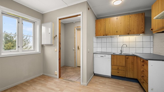 Kjøkken i utleiedel med en funksjonell utforming og plass til spisebord, noe som gir et hyggelig og anvendelig rom i hverdagen.