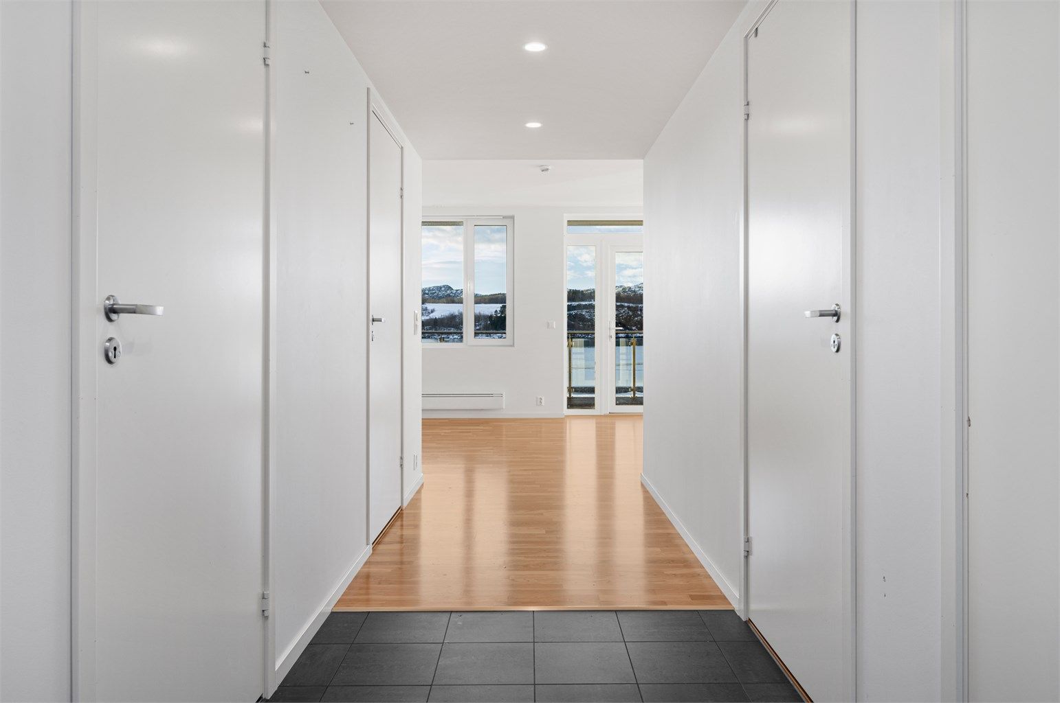 Romslig gangareal på hele 8,2 kvm. Inn døren til høyre finner man en praktisk bod på 3,8 kvm. 