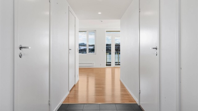 Romslig gangareal på hele 8,2 kvm. Inn døren til høyre finner man en praktisk bod på 3,8 kvm.