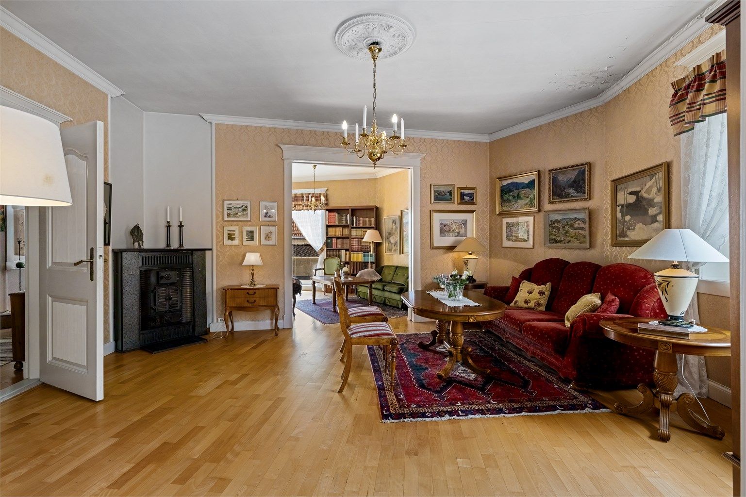 Midtstue med påfølgende peis-stue og veranda.