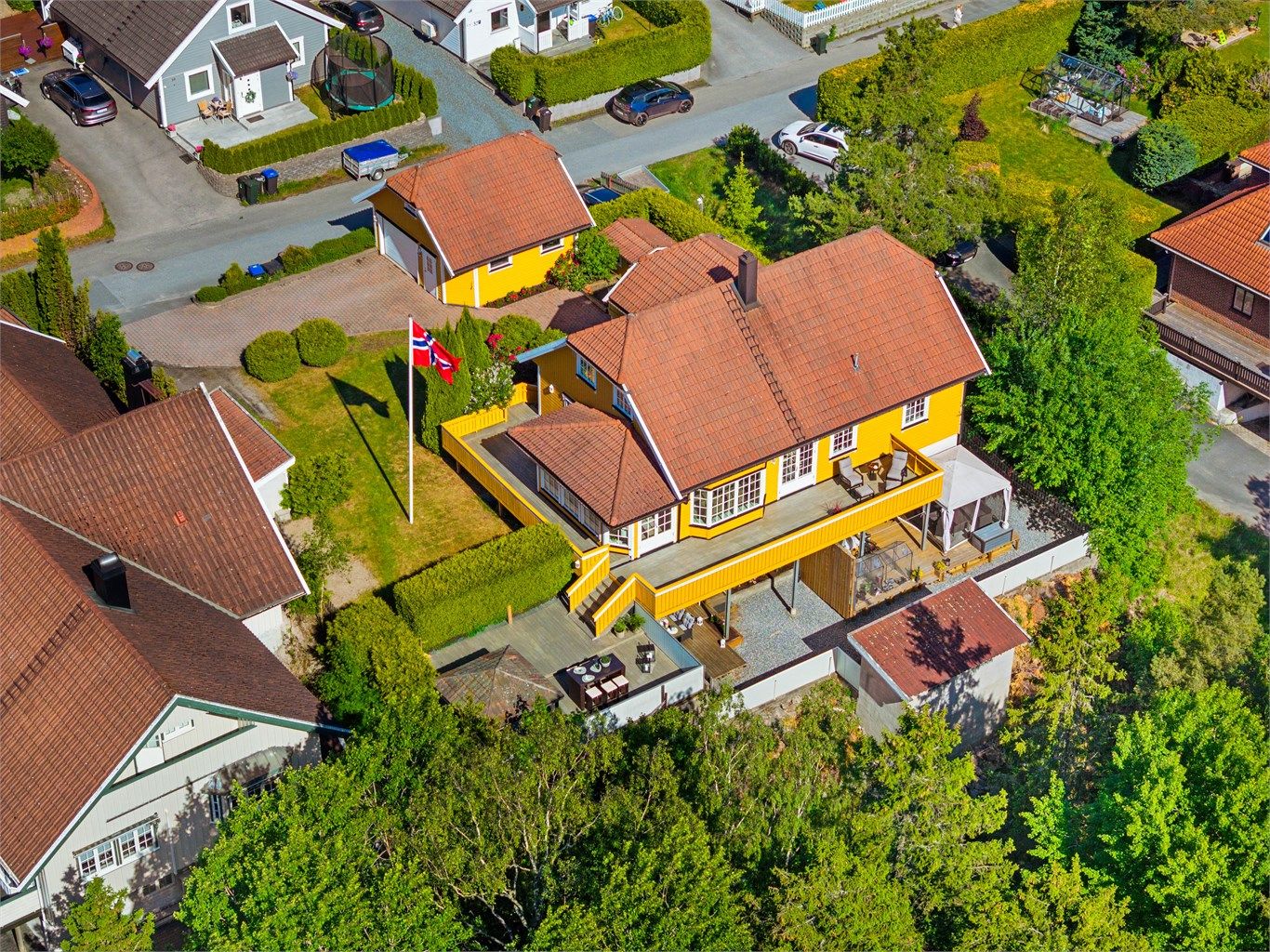 Boligen er svært innholdsrik. I underetasjen inngår to godkjente leiligheter som begge er utleid og gir en attraktiv ekstrainntekt.