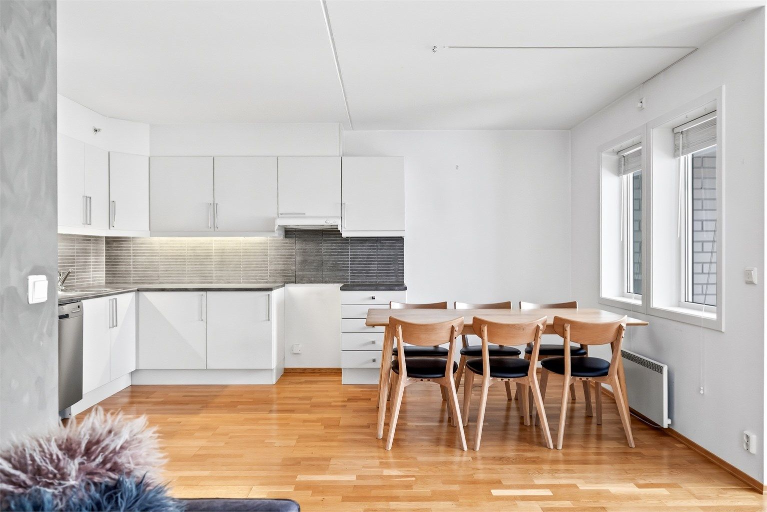 Lyst kjøkken med god plass til spisegruppe. Her kan familie og venner samles for gode måltider