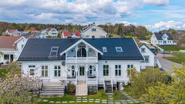 Tomten er en eiertomt på 1083 kvm som tilhører sameiet i fellesskap, og fremstår som særdeles innbydende med en nærmest parkmessig opparbeidet hage.