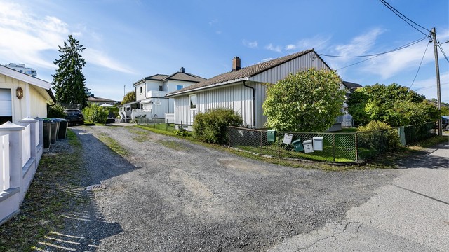 Adkomst til eiendommen skjer via Marcus Thranes vei, en tilbaketrukken parallellgate til Ryggeveien.