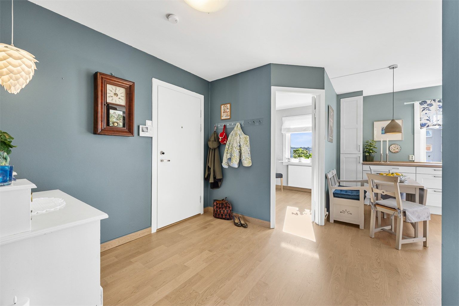 Åpent inngangspartiet med plass til oppbevaring av yttertøy