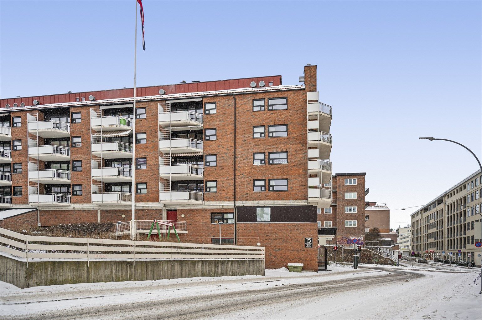 Fasaden sett fra Konghellegata. Leiligheten ligger i byggets 3. etasje, men er i den etasjen som internt omtales som 1. etasje. Adkomst via heis.