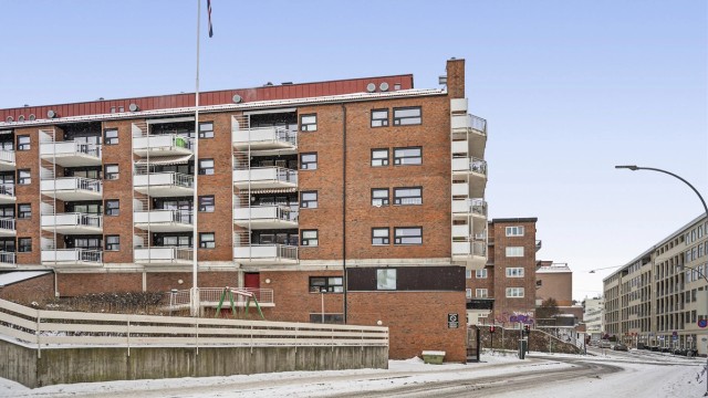 Fasaden sett fra Konghellegata. Leiligheten ligger i byggets 3. etasje, men er i den etasjen som internt omtales som 1. etasje. Adkomst via heis.