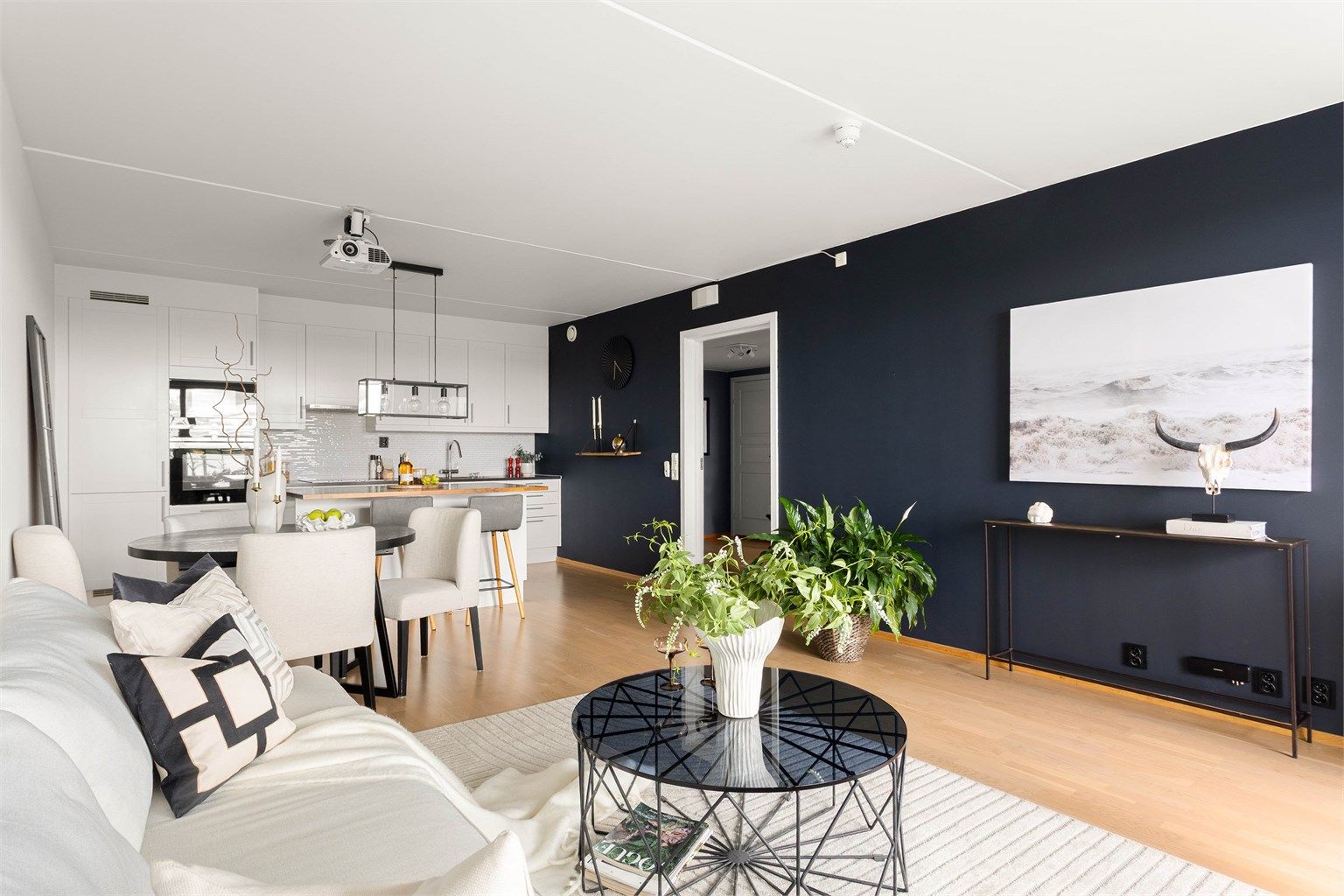 Leiligheten har balansert ventilasjon som sikrer et sunt og godt inneklima. Fra stuen er det utgang til den vestvendte balkongen på ca. 11 m².