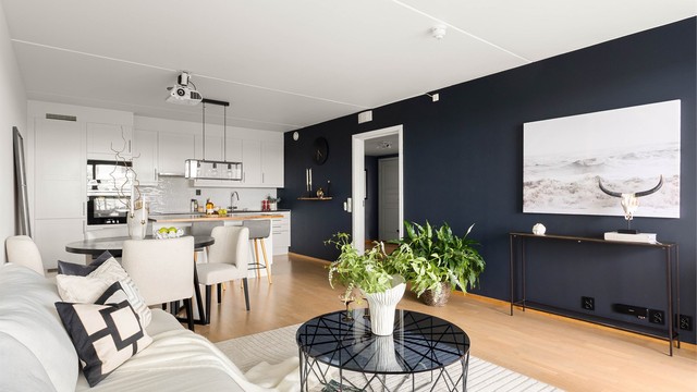 Leiligheten har balansert ventilasjon som sikrer et sunt og godt inneklima. Fra stuen er det utgang til den vestvendte balkongen på ca. 11 m².