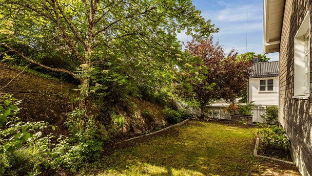 Stor og flott opparbeidet hage med grønne plenarealer, beplantning og gode solforhold gjennom store deler av dagen.
