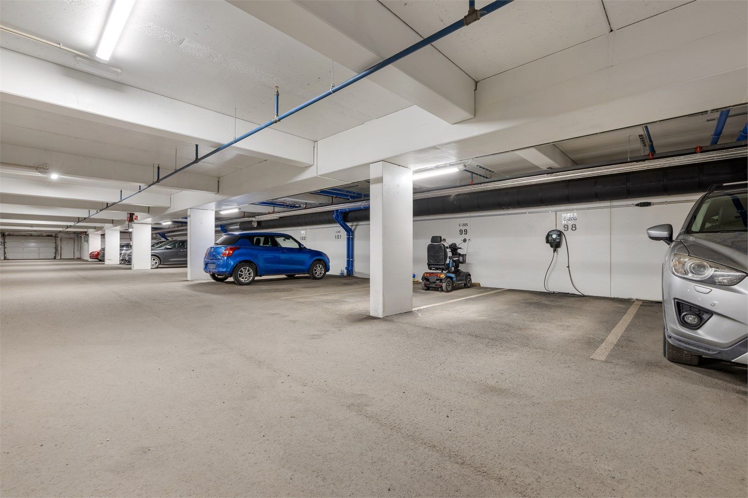 Garasjeplassen med el-bil lader