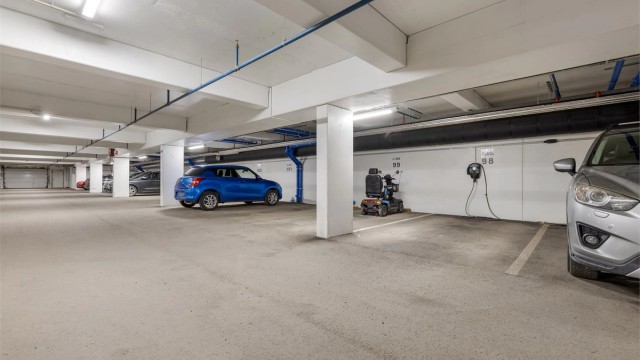 Garasjeplassen med el-bil lader