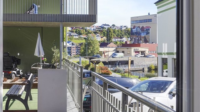 Fra leiligheten kan man se ned på populære "Strøm".