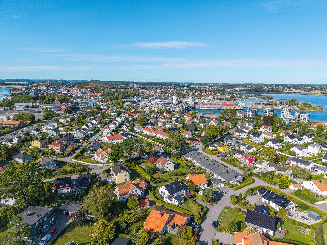 Fra Teie er det kort vei over kanalen og inn til bryggelivet i Tønsberg.