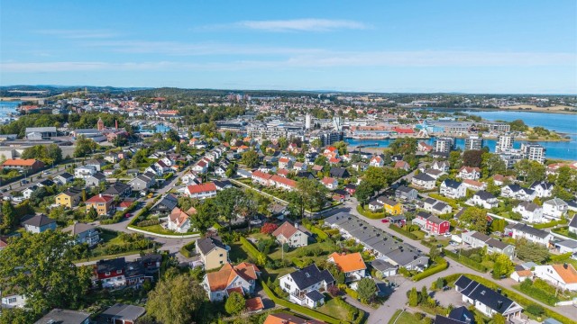 Fra Teie er det kort vei over kanalen og inn til bryggelivet i Tønsberg.