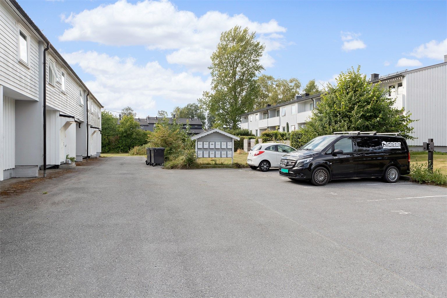Det medfølger egen parkeringsplass merket med nr. 78, klargjort for elbillader.