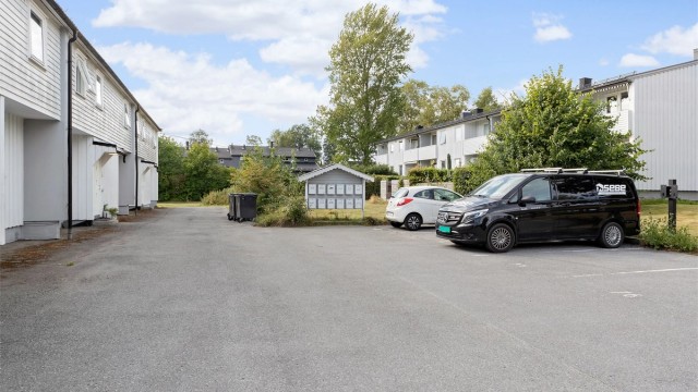 Det medfølger egen parkeringsplass merket med nr. 78, klargjort for elbillader.